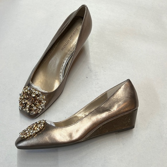 Adrienne Vittadini Fairley Ballerina-toe  Jewled Wedge - Metallic Leather 6M - Picture 1 of 5